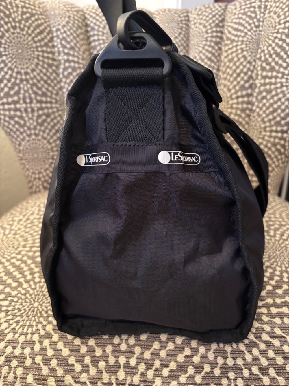 Lesportsac Medium Weekender Black Lightweight Bag Duffle Tote detachable strap - Picture 9 of 15